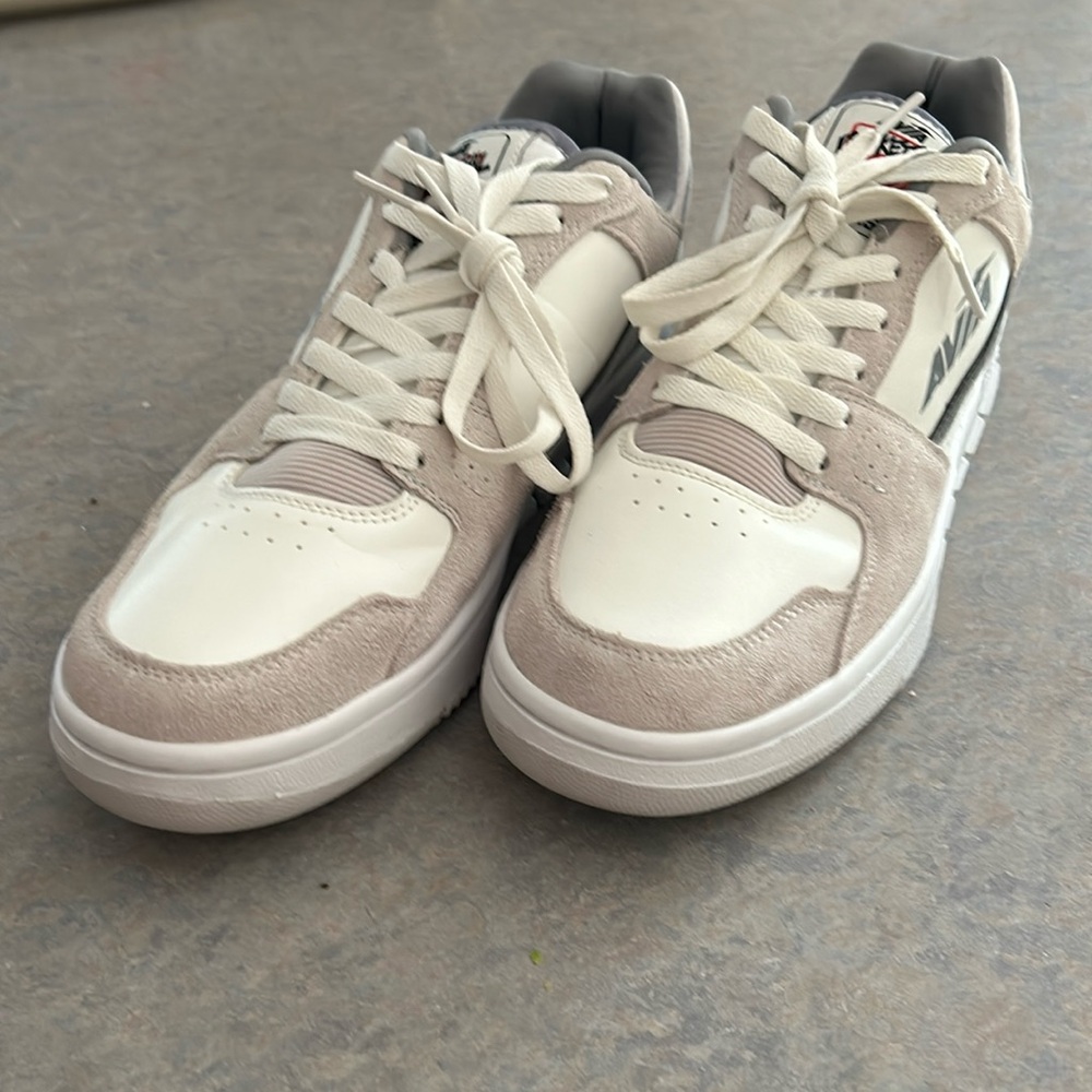 Men’s size 9.5 or woman’s size 11 Avia 715 basketball athletic shoes.